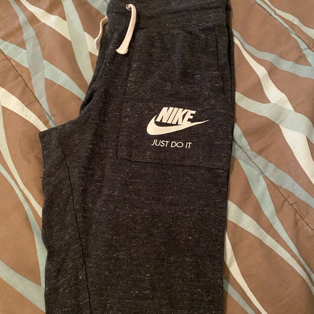 Dark grey NIKE cropped sweats
